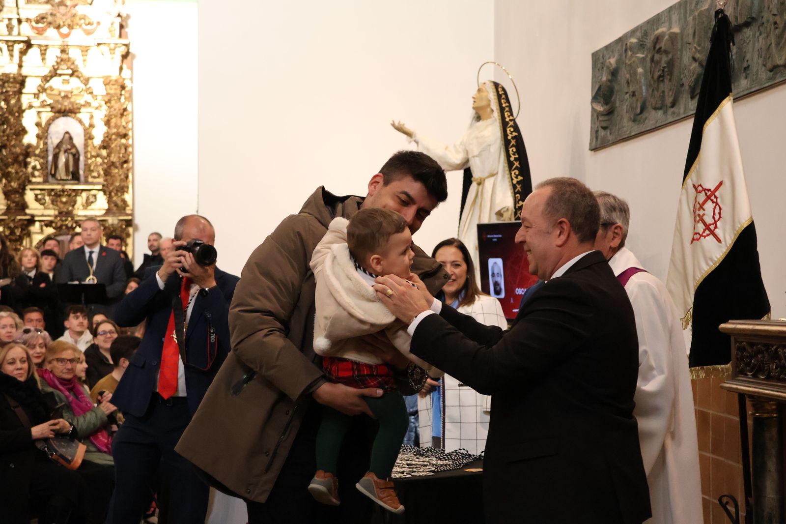 Entrada de nuevos hermanos en la Hermandad de la Tercera Caída