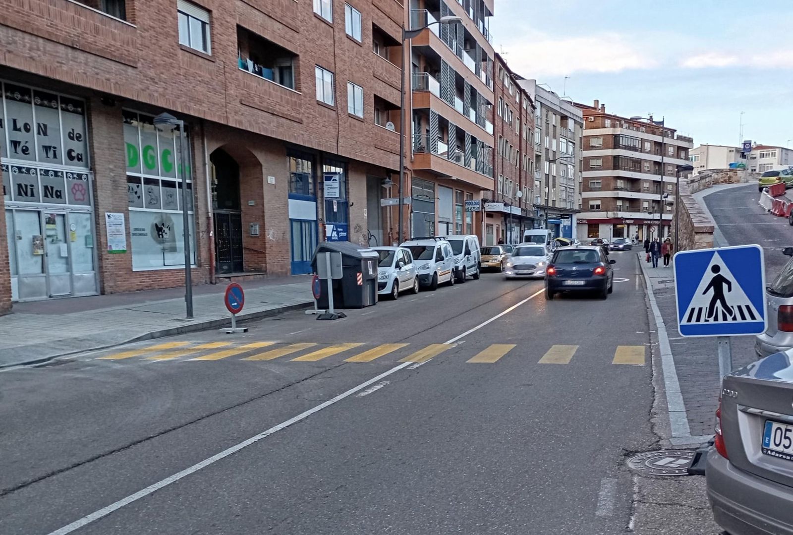 Paso de cebra provisional en la ronda de la Feria