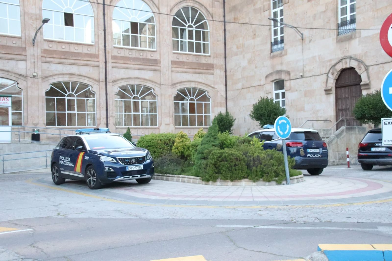 Policía Nacional en el hospital de la Santísima Trinidad. Fotos Andrea M.