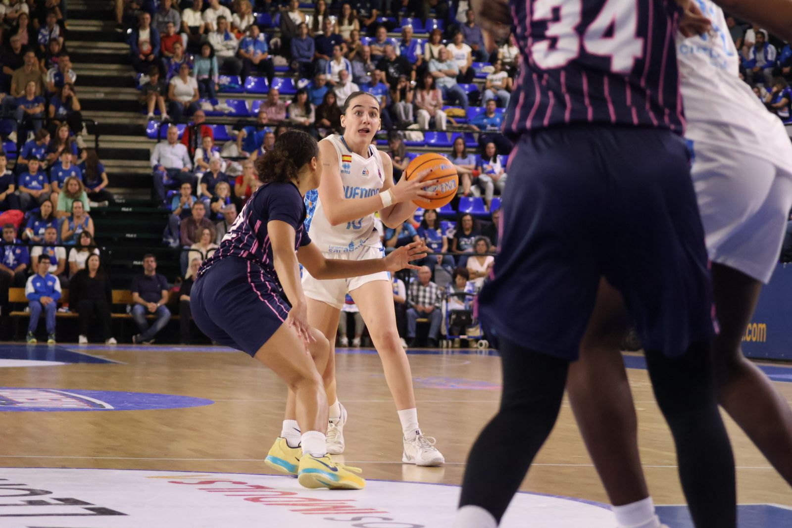 Perfumerías Avenida - Nyon Basket