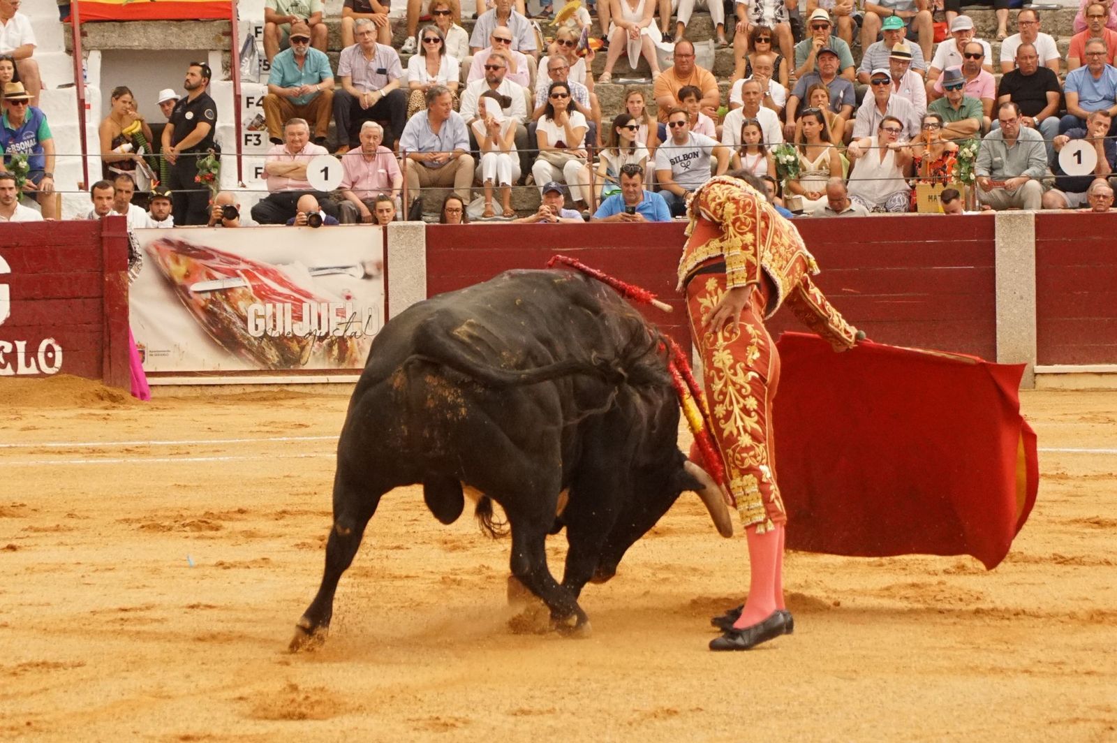 Imagen de archivo. Javier Castaño se despide de Guijuelo y Damián Castaño, su hermano, e Ismael Martín salen a hombros en Guijuelo