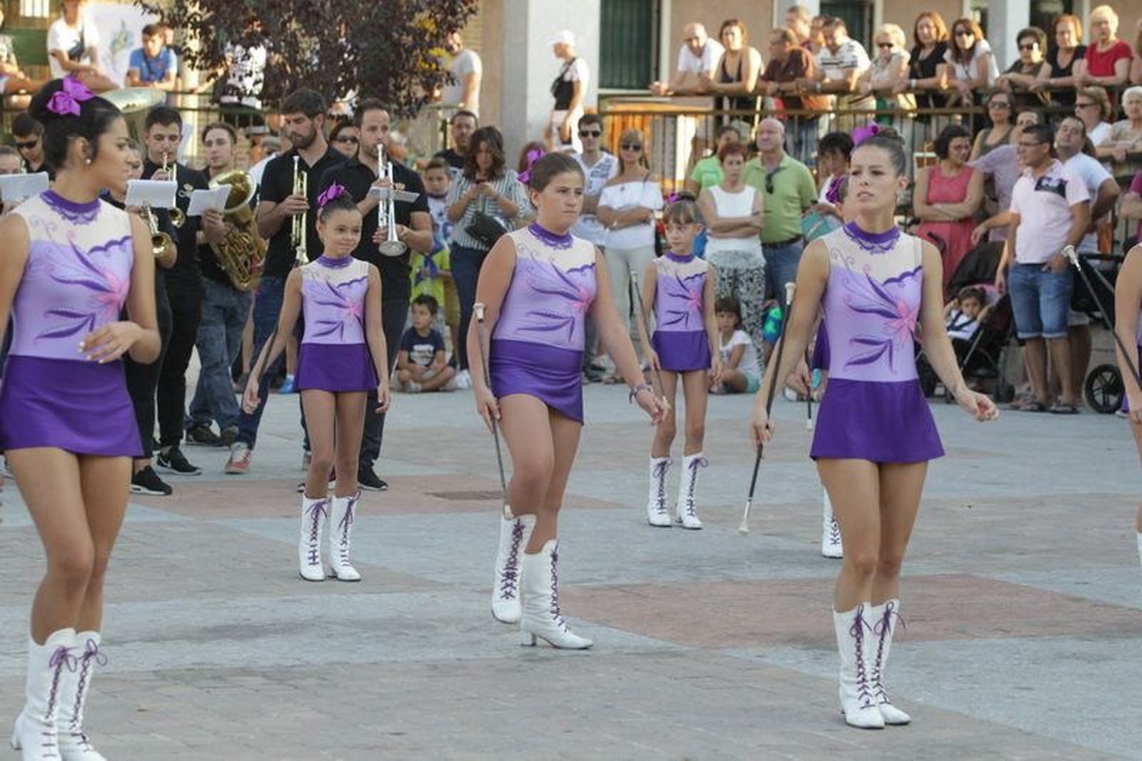 Las majorettes y bandas de música vuelven a la calle en Carbajosa 
