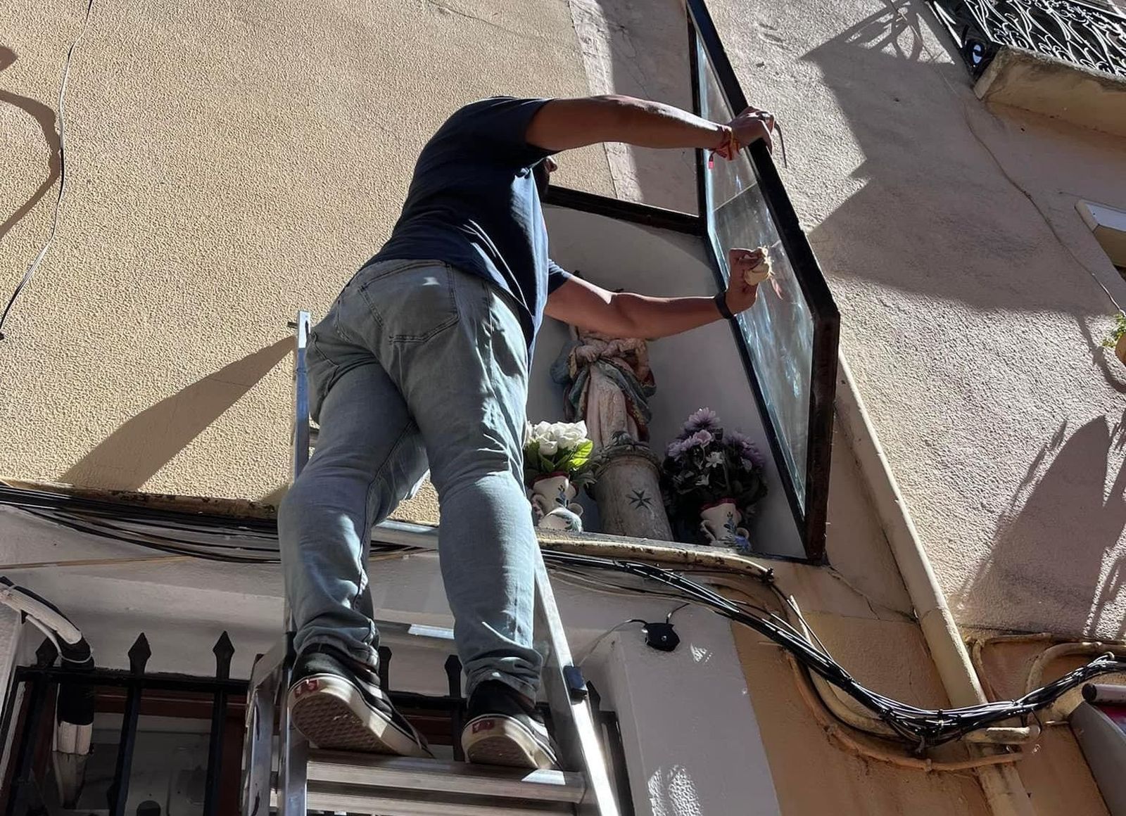 La calle de los Herreros se prepara para honrar a la Virgen