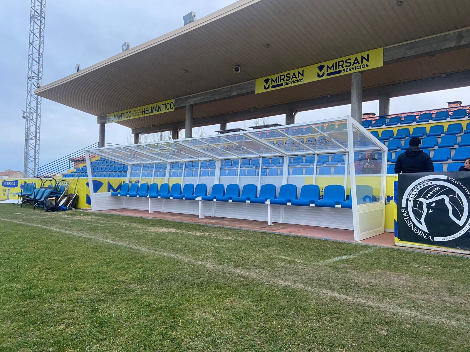 Unionistas instala los nuevos banquillos del Reina Sofía