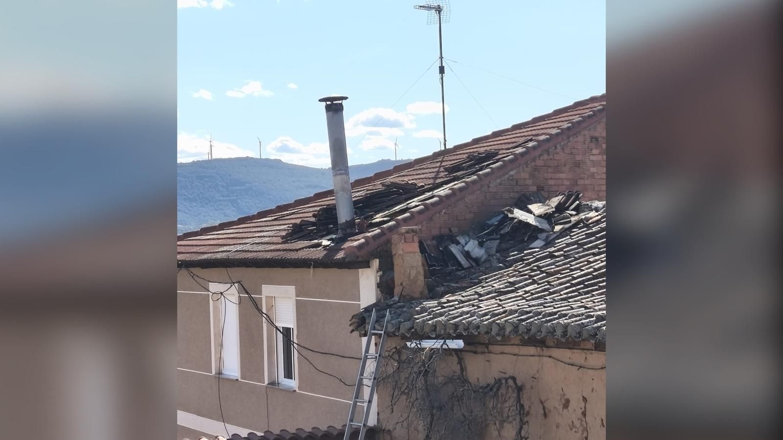 Incendio en el tejado de una vivienda en Coomonte este lunes