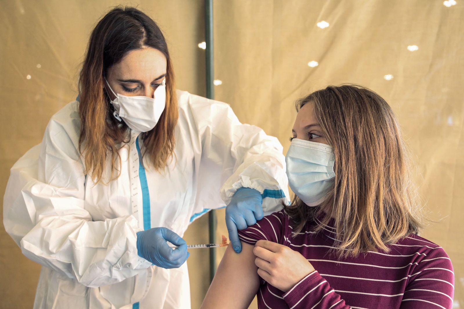 Una enfermera inocula la vacuna contra el COVID-19. Foto: ICAL