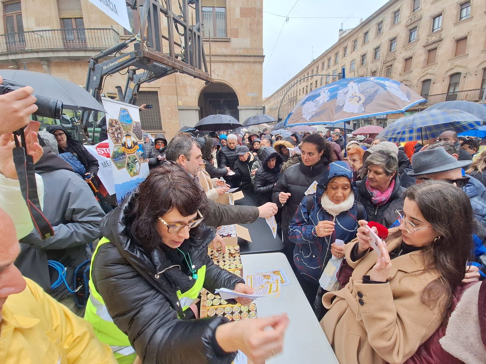 Los apicultores reparten mil tarritos de miel en protesta por el acuerdo de Mercosur  (13).jpeg