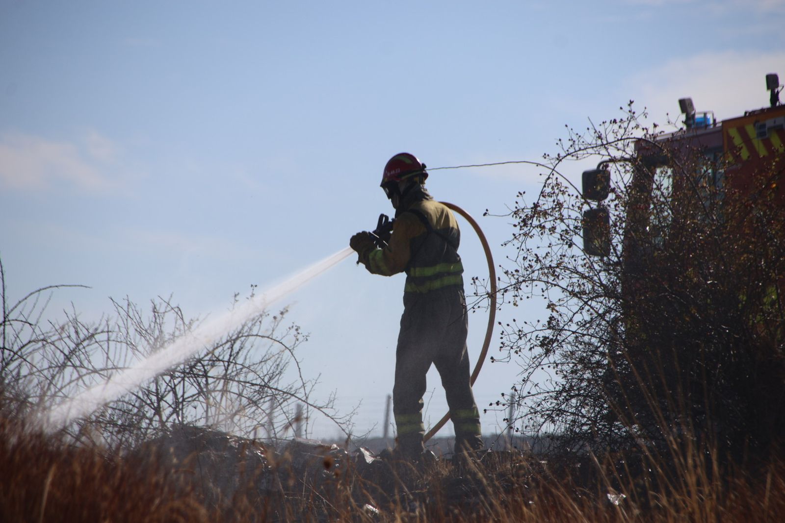 Incendio de rastrojos en la carretera de Matilla de los Caños