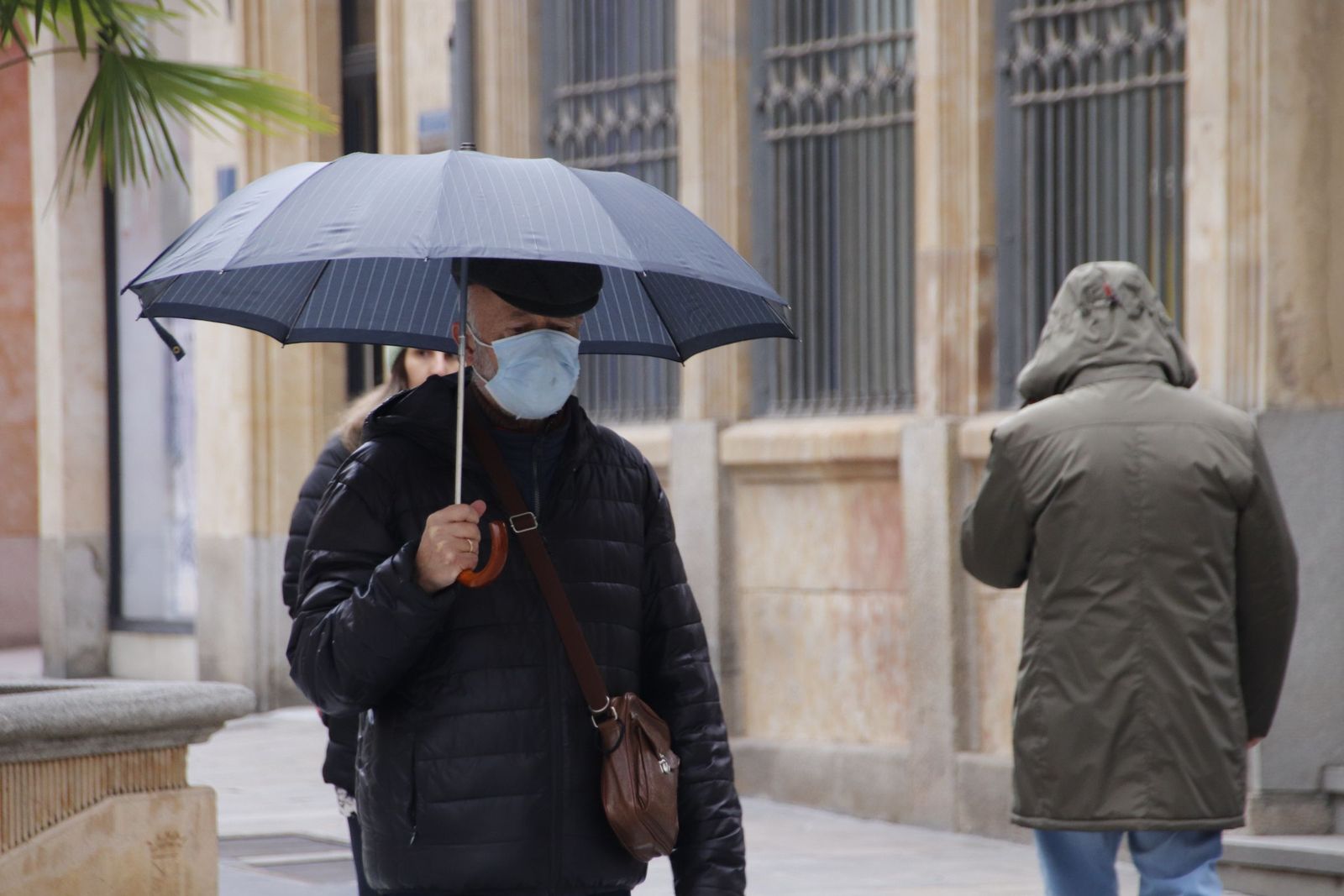Gente paseando por las calles de Salamanca con paraguas