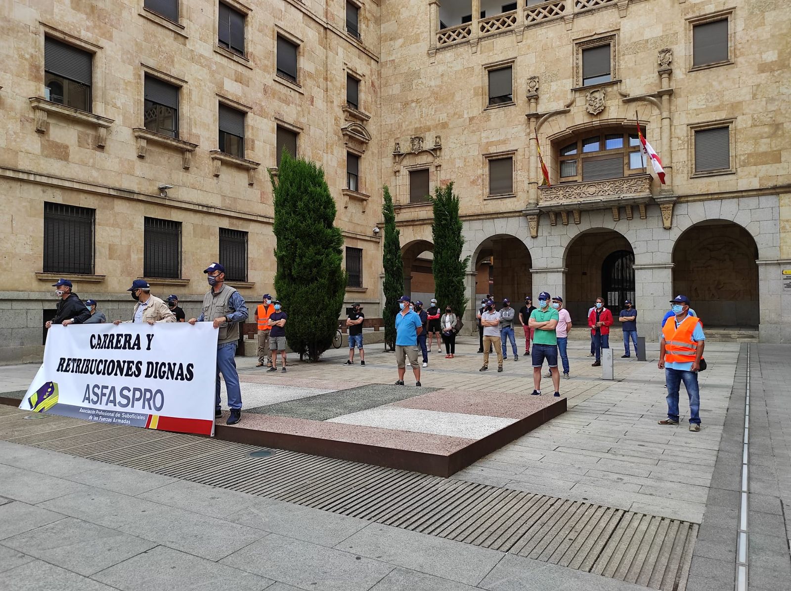 militares-salmantinos-se-manifiestan-frente-a-la-subdelegacion-del-gobierno-por-un-sueldo-digo-10