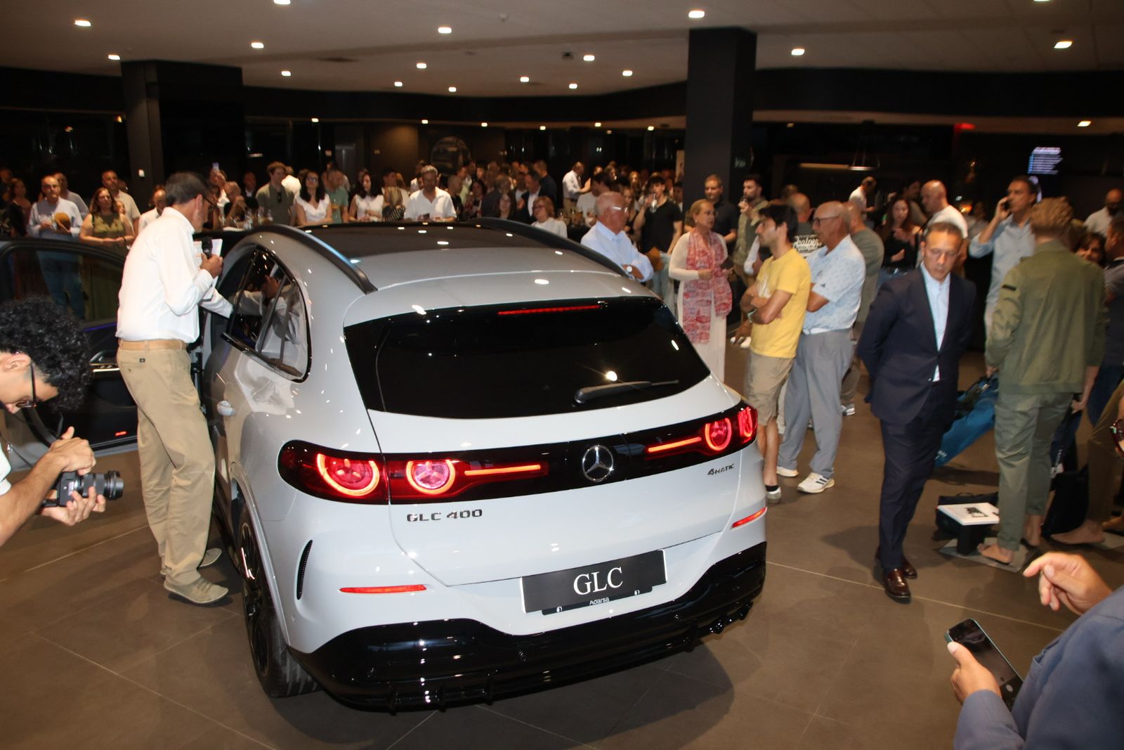 Presentación dos coches en la mercedes