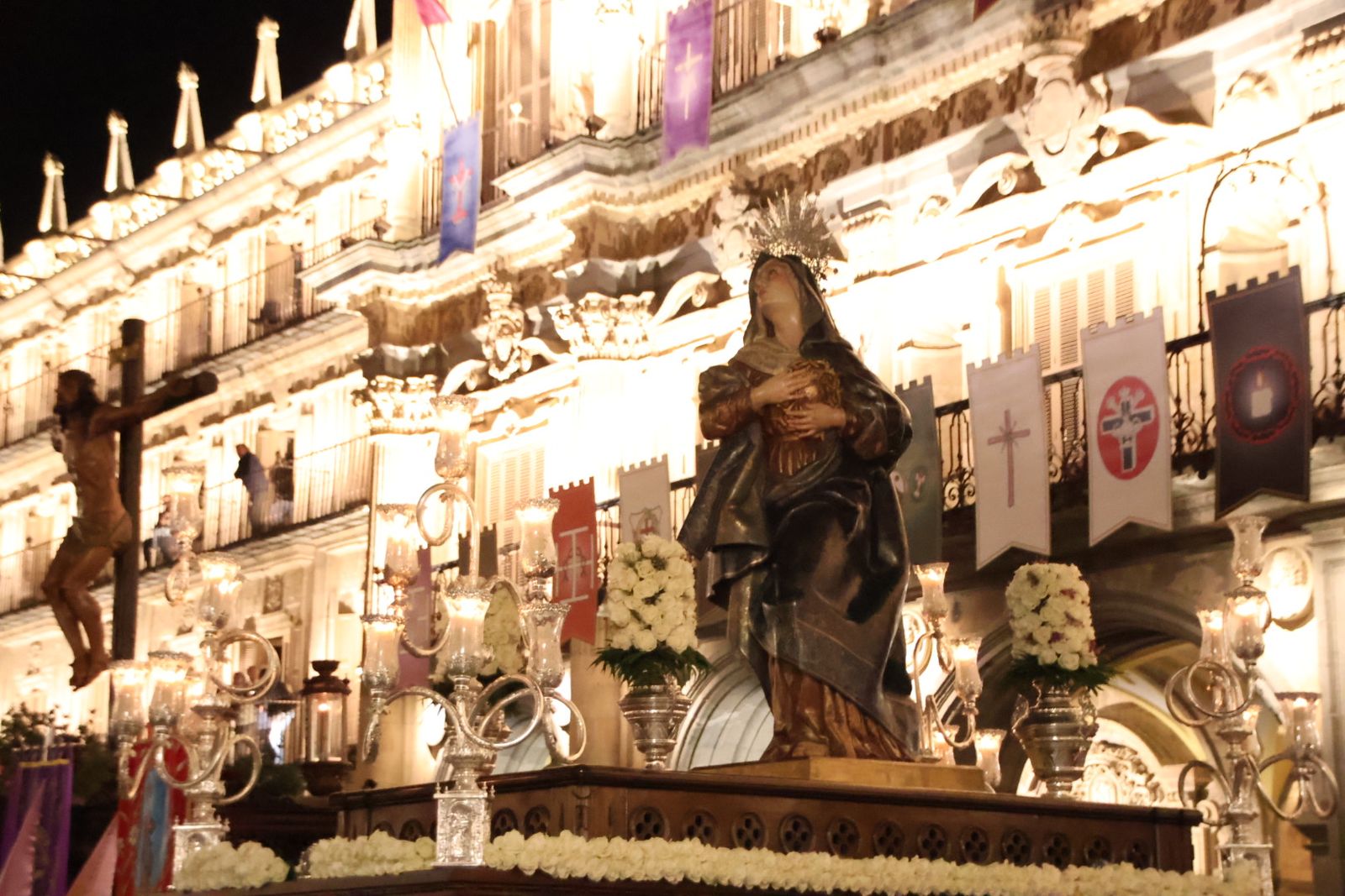 Emotivo desfile por el centenario de Seráfica Hermandad de Nazarenos con gran presencia de niños
