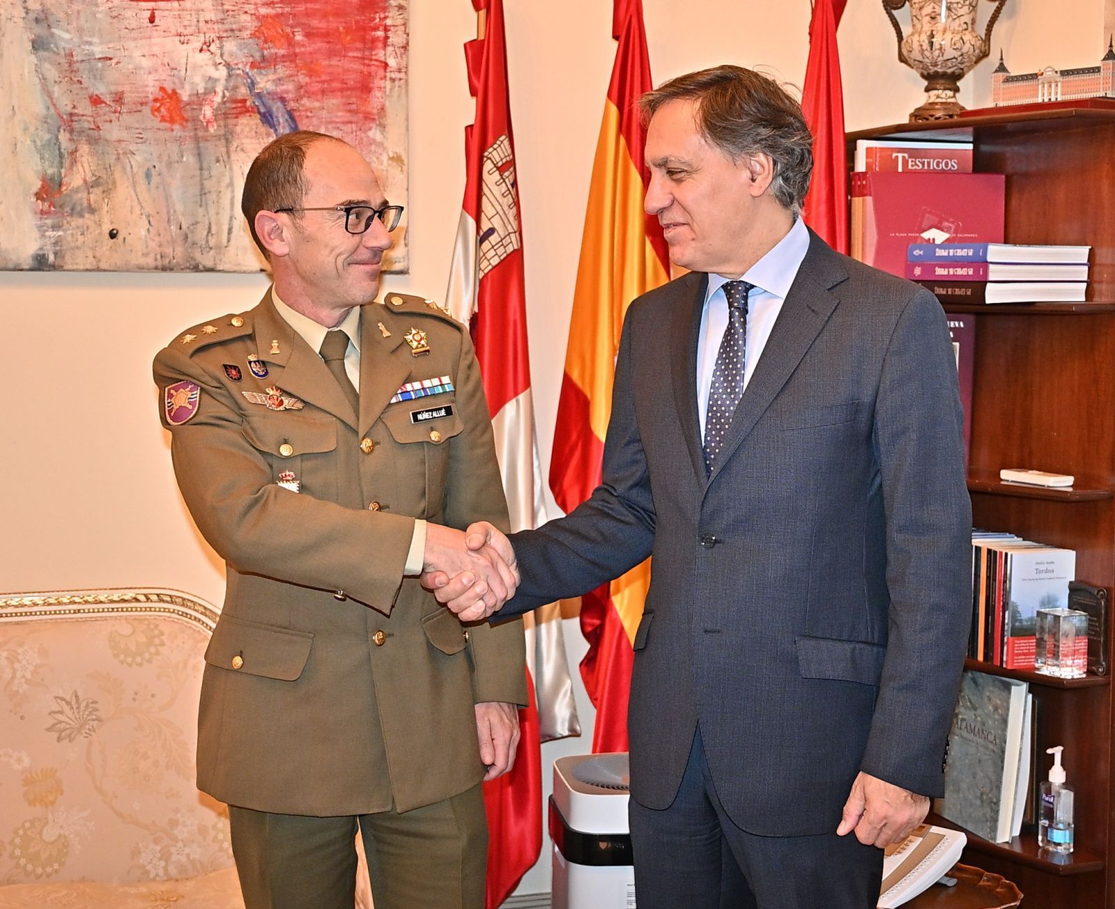 El coronel Luis Fernando Núñez Allué y el alcalde Carlos García Carbayo. Foto de archivo