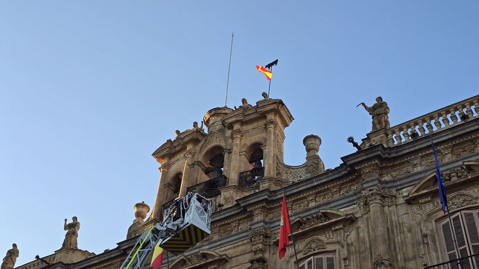 El alcalde de Salamanca, Carlos García Carbayo, y miembros de la Corporación Municipal asisten al tradicional acto de colocación de La Mariseca
