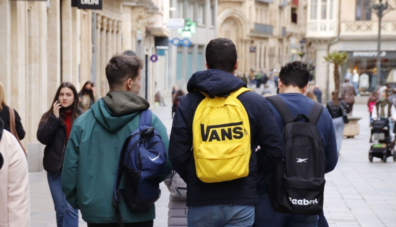 Jóvenes paseando