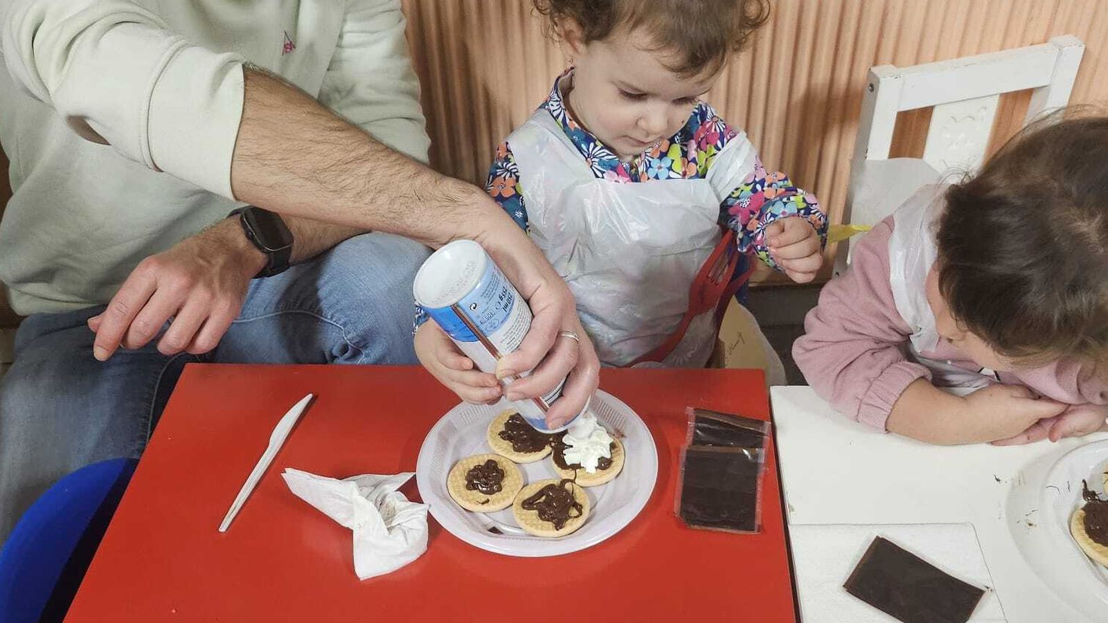 Los más pequeños de Teradillos cocina un delicioso postre