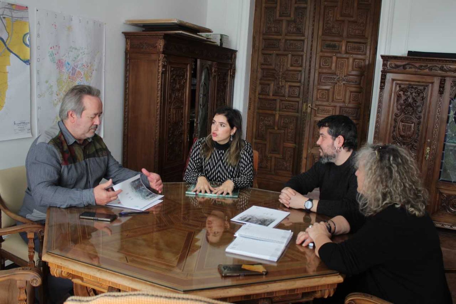 El alcalde recibe a la representante de la agencia de Naciones Unidas para los refugiados palestinos