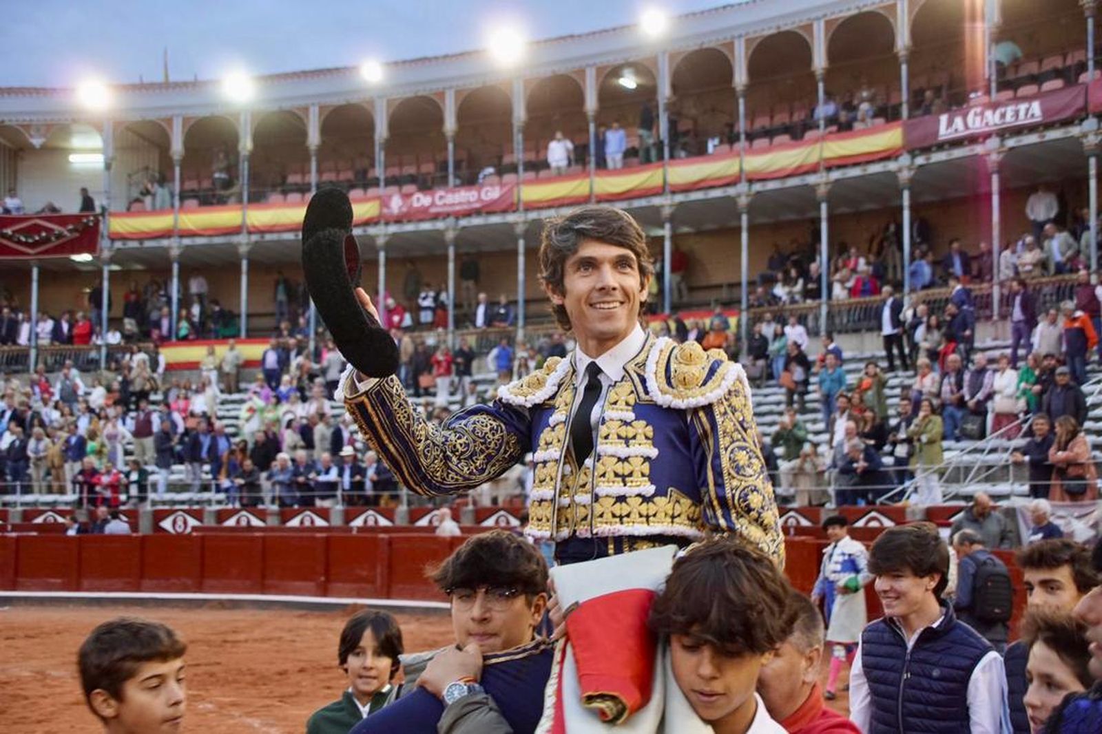 sebastian-castella-a-hombros-en-la-glorieta-con-los-astados-de-garcia-y-olga-jimenez-fotos-juanes-2