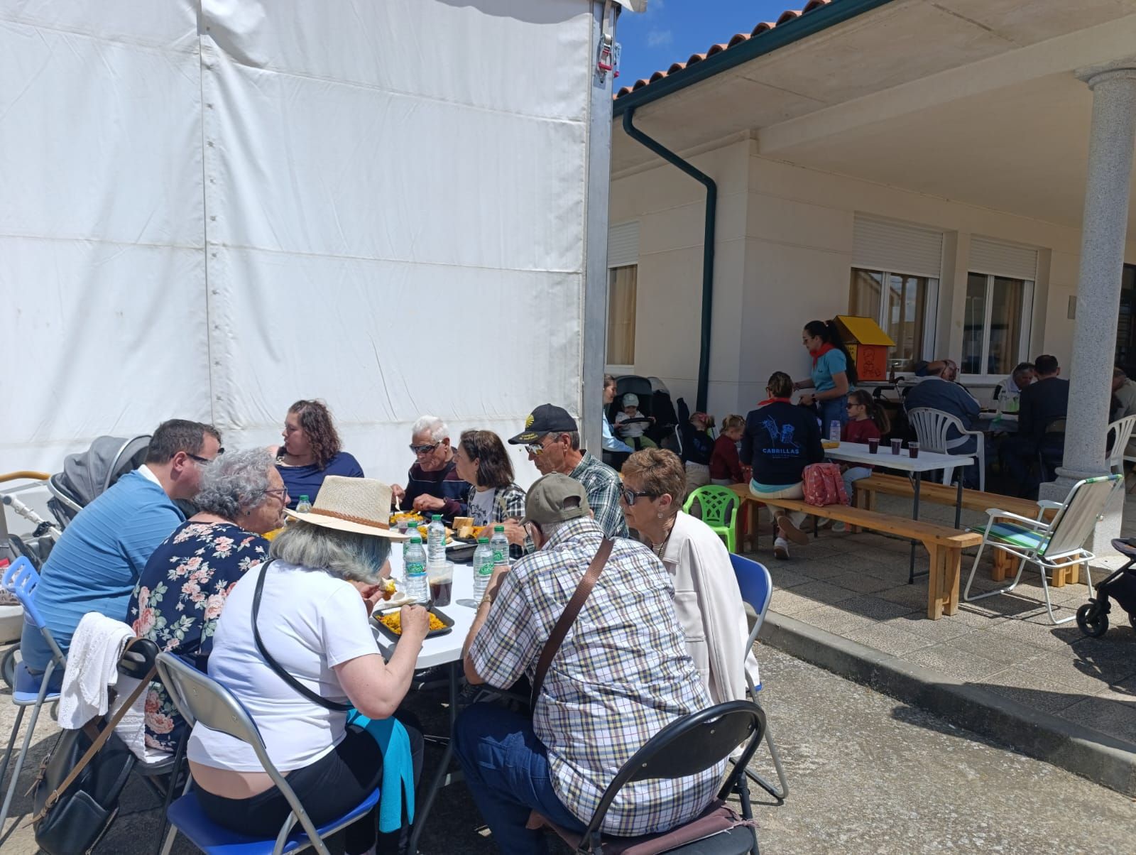 Cabrillas pone el broche a sus fiestas con una gran comida popular