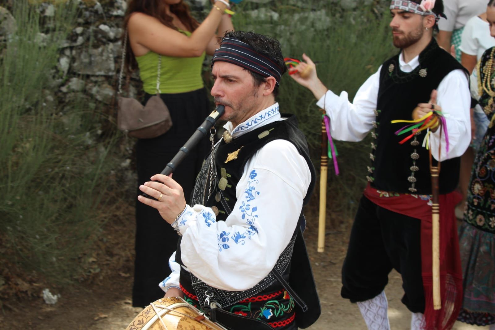 solemne-misa-en-la-iglesia-del-robledo-de-sequeros-procesion-y-ofertorio-3