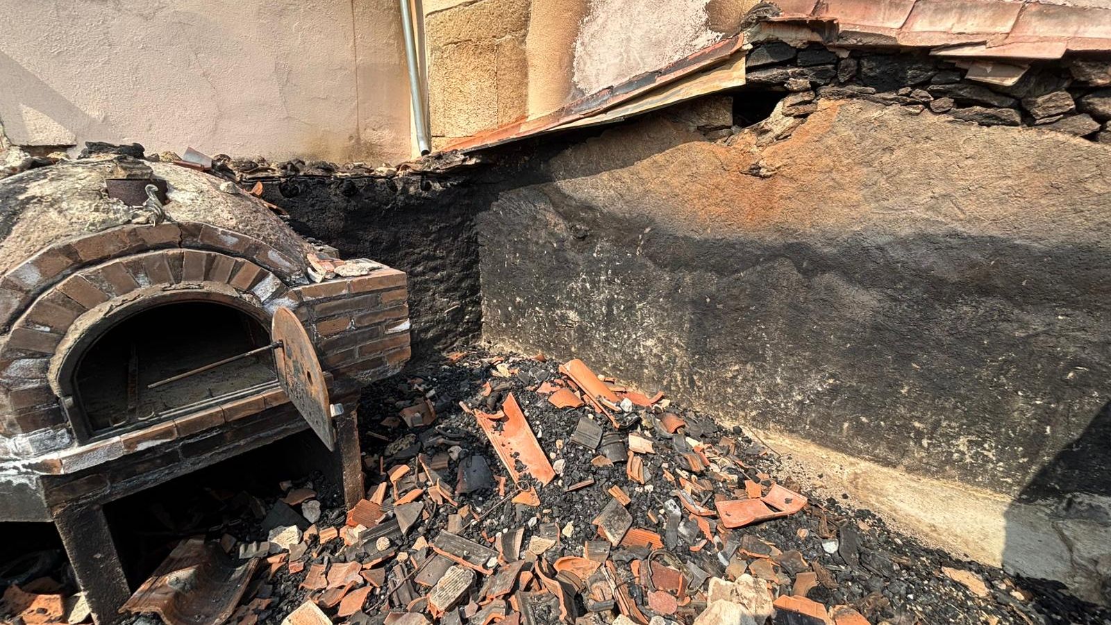 Casa quemada en Cerezal de Puertas por el incendio de Cipérez (1).jpeg