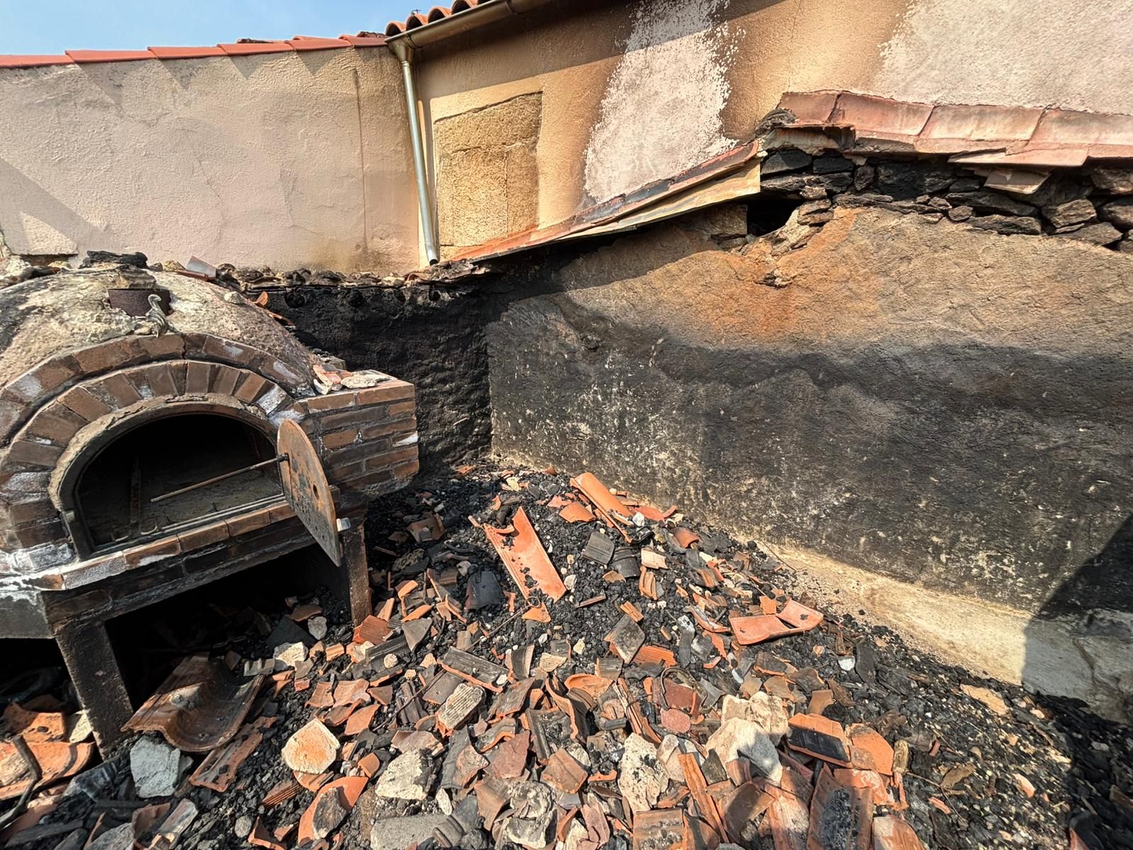 Casa quemada en Cerezal de Puertas por el incendio de Cipérez