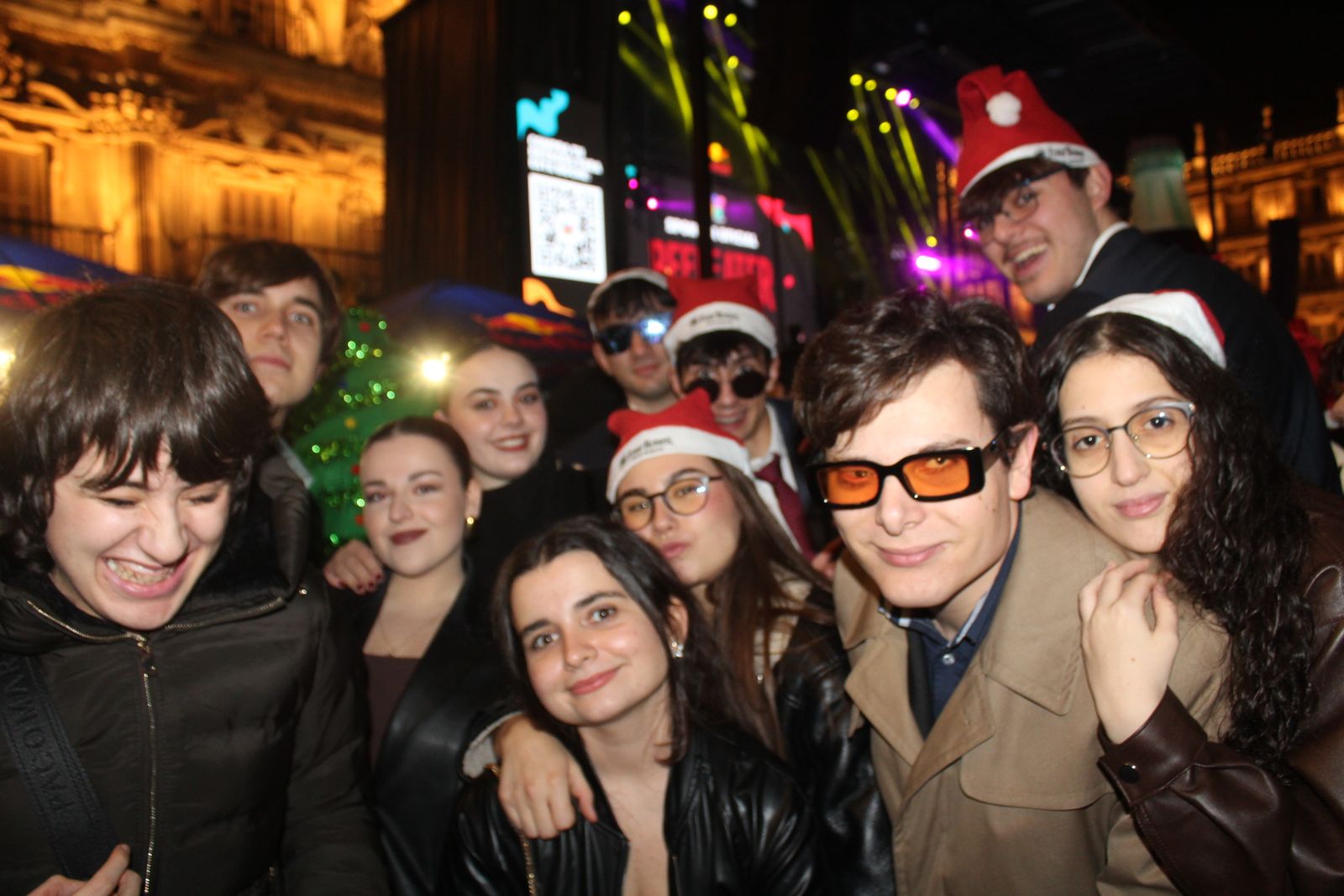 Miles de personas disfrutan de las campanadas y la fiesta del Fin de Año Universitario