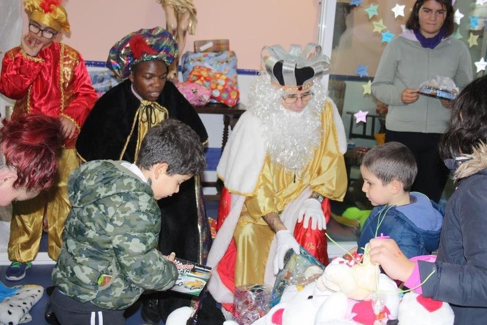 Los Reyes Magos visitan el comedor de los pobres