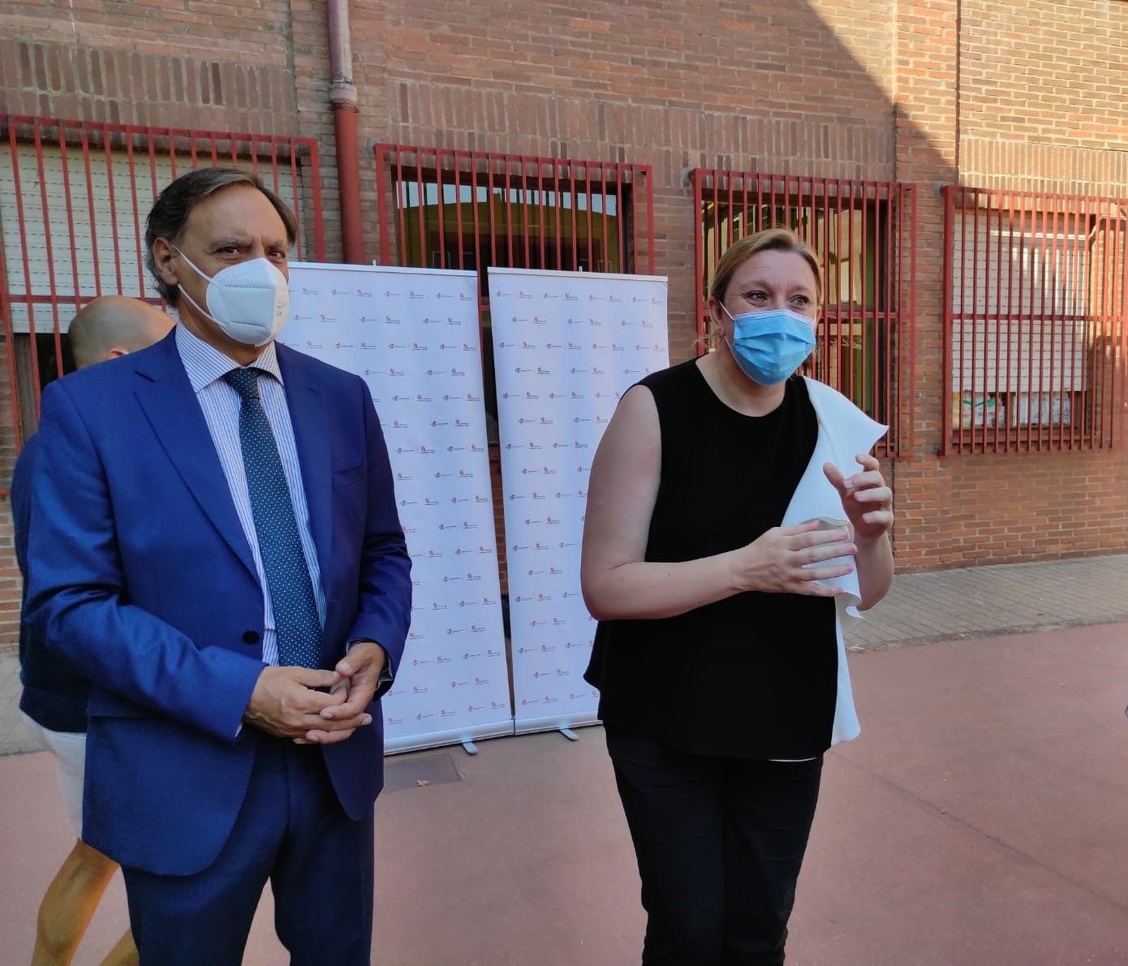 El alcalde de Salamanca, Carlos García Carbayo, y la consejera de Familia, Isabel Blanco, en el colegio salmantino Rufino Blanco (1)