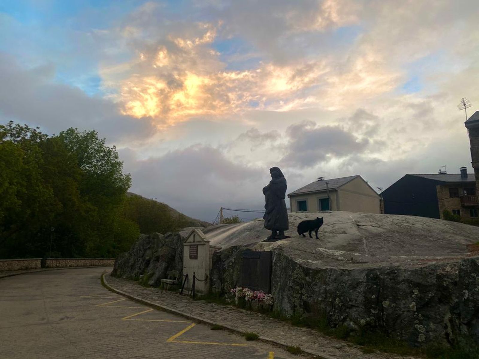 Estatua por las víctimas de Ribadelago. Foto: María Lorenzo