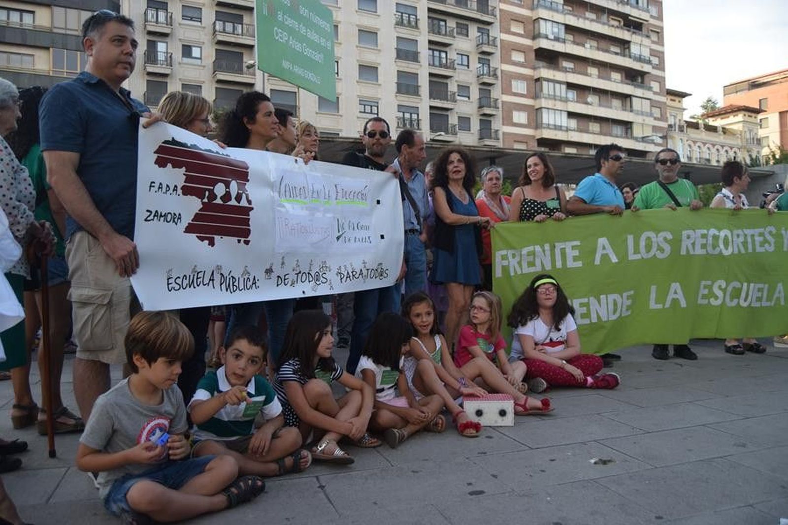 Concentración padres Arias Gonzalo (45)