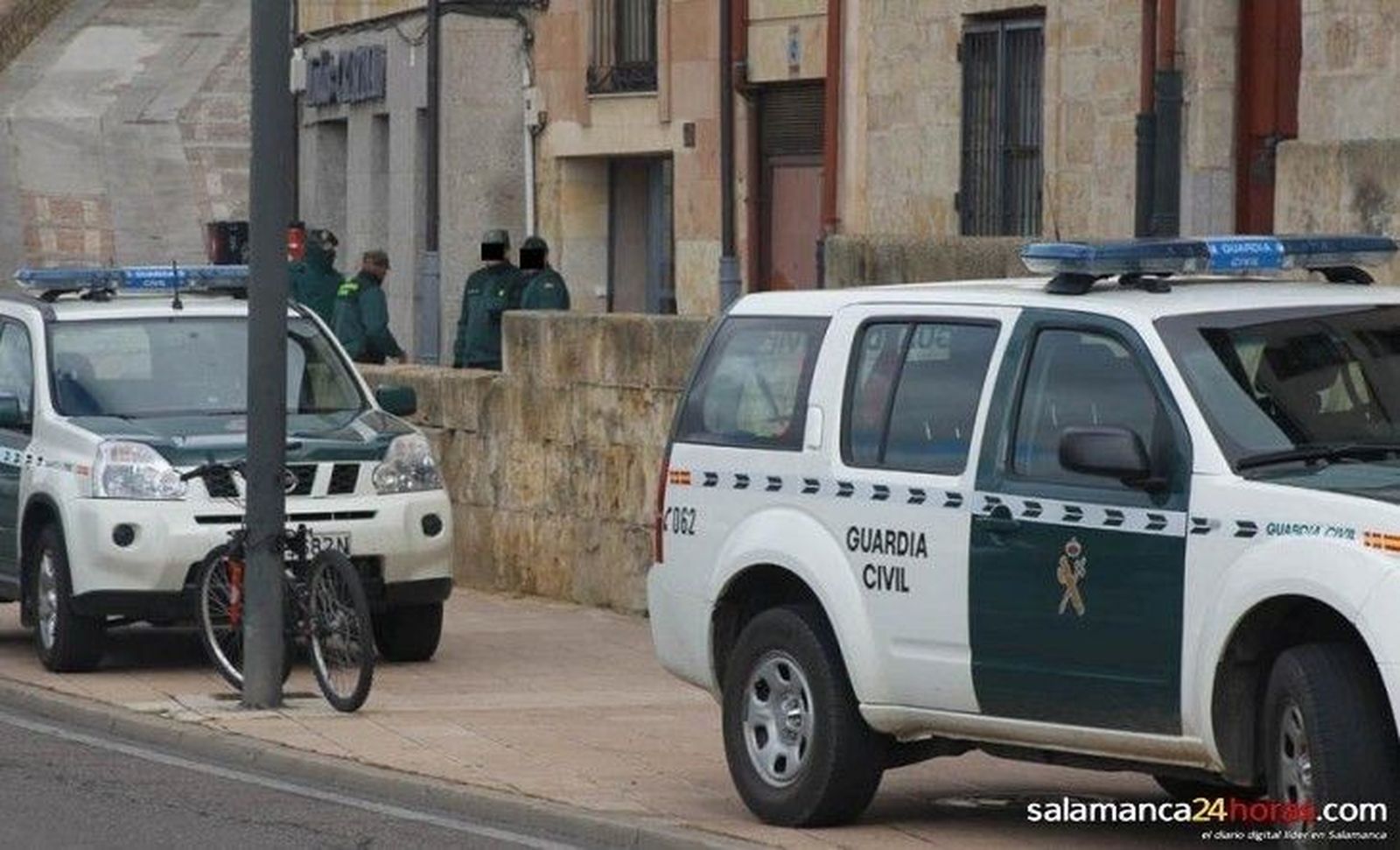 Redada contra la falsificación de ropa en las tiendas junto al Puente Romano Redada contra la falsificación de ropa en las tiendas junto al Puente Romano