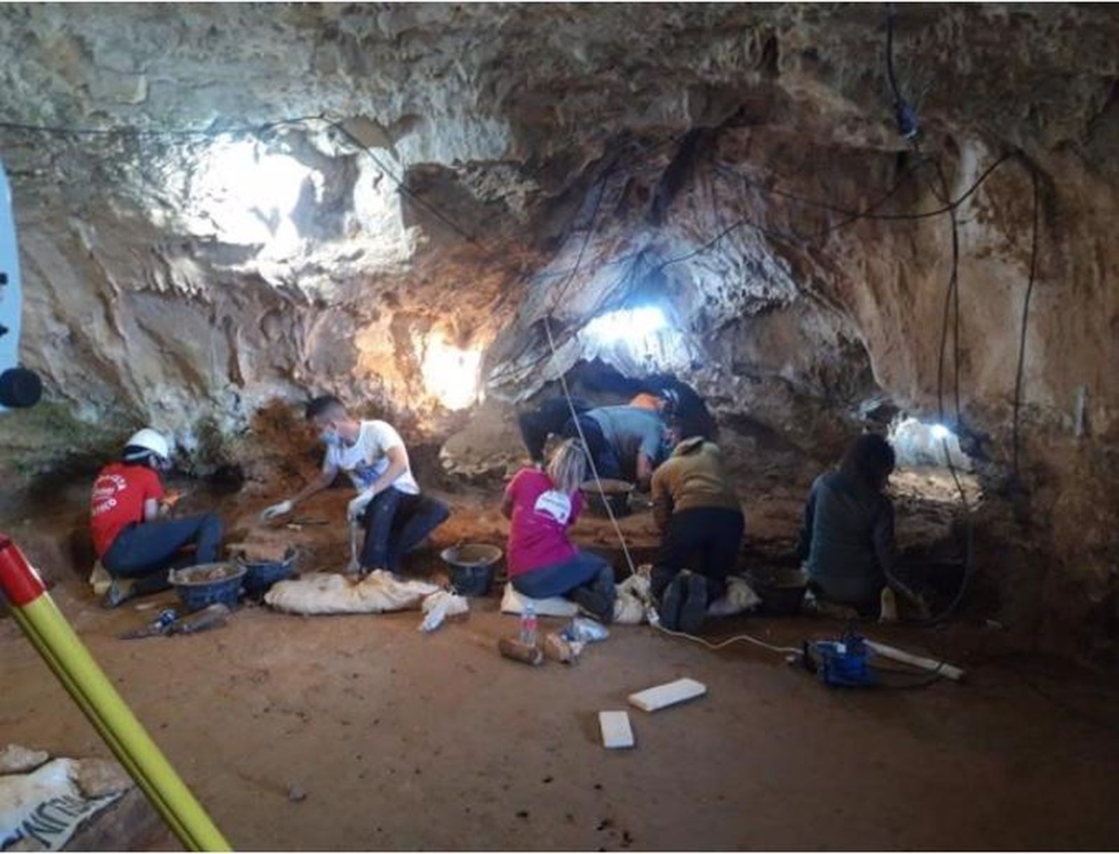 Hallazgo de una carnicería neandertal de hace 46.000 años. / EQUIPO INVESTIGACIÓN CUEVA DE PRADO VARGAS. Hallazgo de una carnicería neandertal de hace 46.000 años. / EQUIPO INVESTIGACIÓN CUEVA DE PRADO VARGAS.