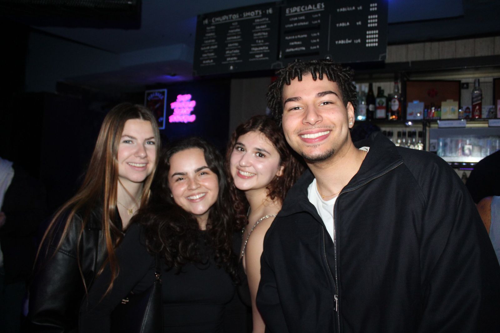 La fiesta de Salamanca moviliza a los jóvenes a divertirse a pesar del mal tiempo