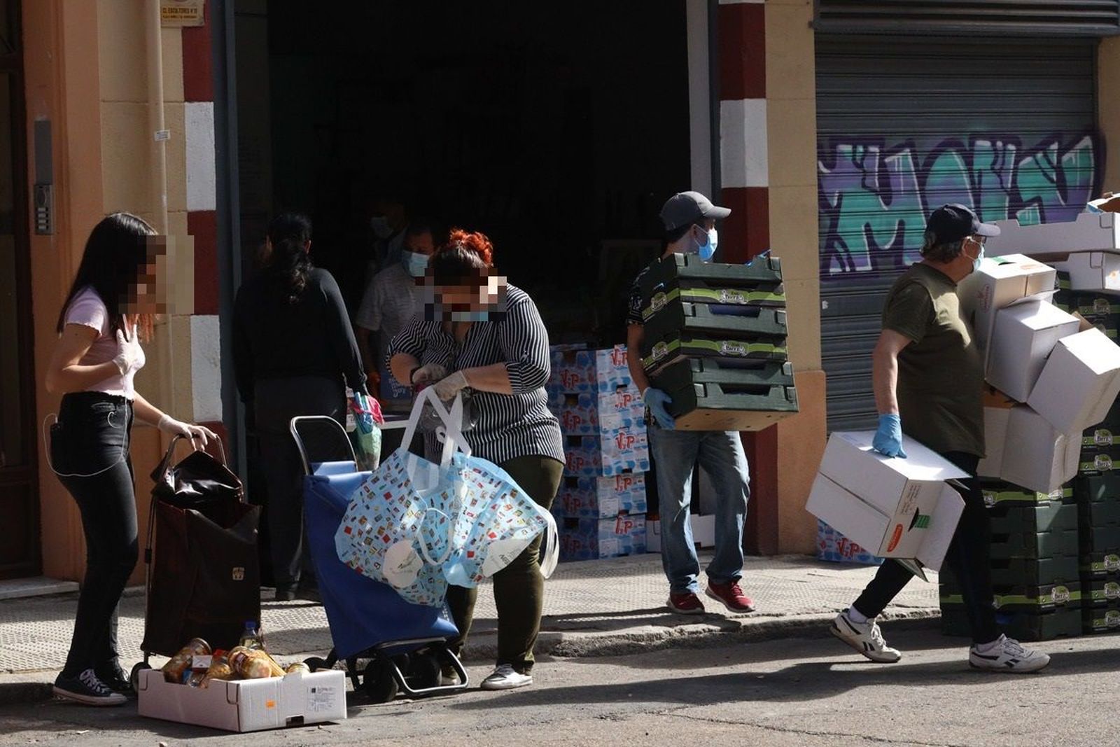 Foto de archivo del reparto de Cajas Solidarias en su sede de la calle Escultores Foto de archivo del reparto de Cajas Solidarias en su sede de la calle Escultores