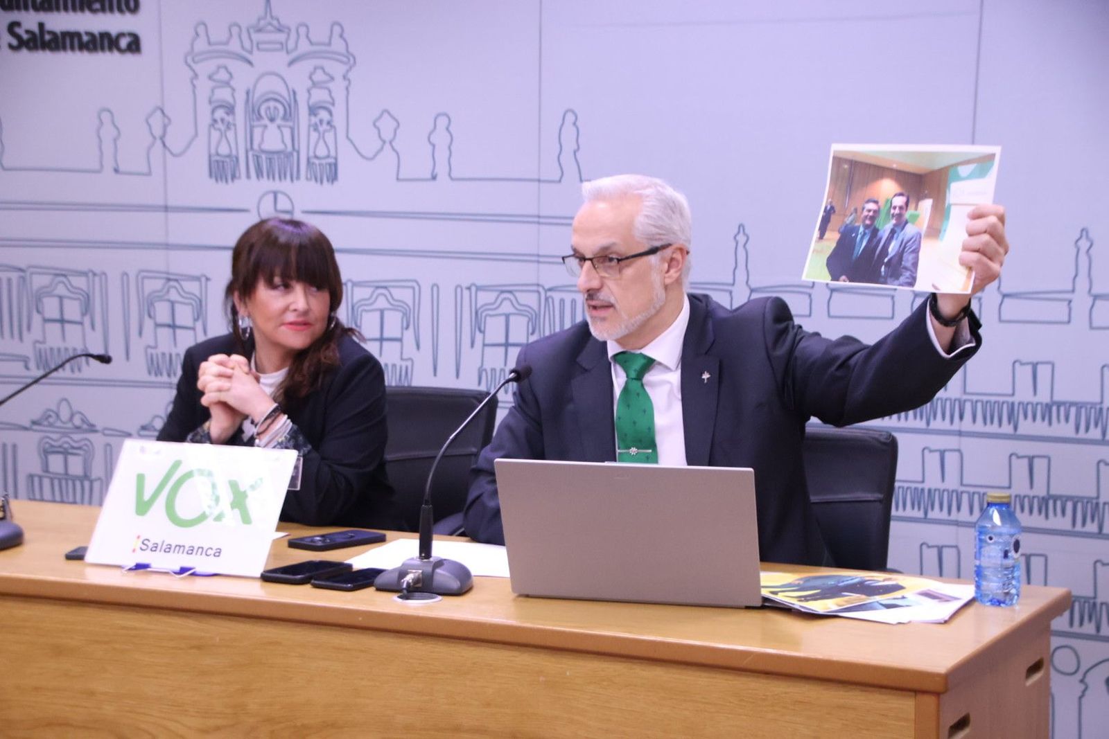 Rueda de prensa de Pérez de la Sota y Maria Carpio Rueda de prensa de Pérez de la Sota y Maria Carpio