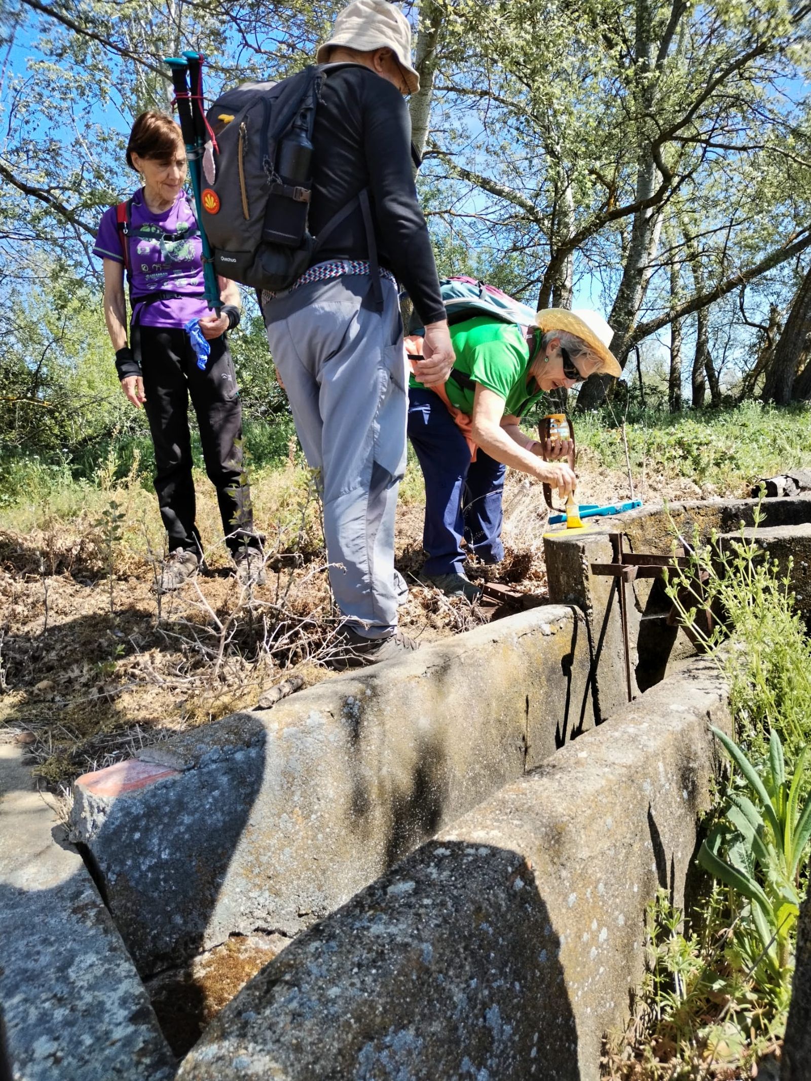 Miembros de la asociación repintando caminos