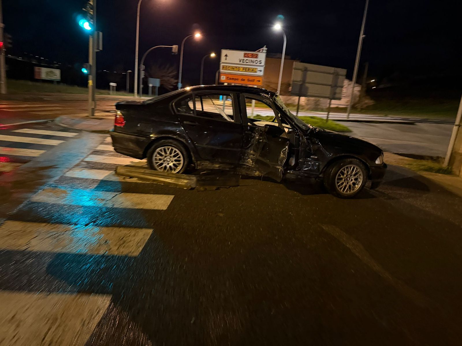 Los Bomberos excarcelan a un hombre tras un fuerte choque en la calle Buenaventura