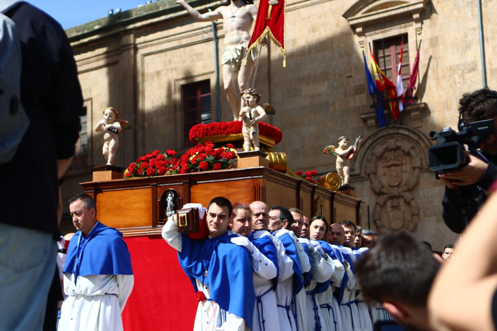 Procesión del encuentro de Nuestra Señora de la Alegría y Jesús Resucitado en el Domingo de Resurrección en Salamanca