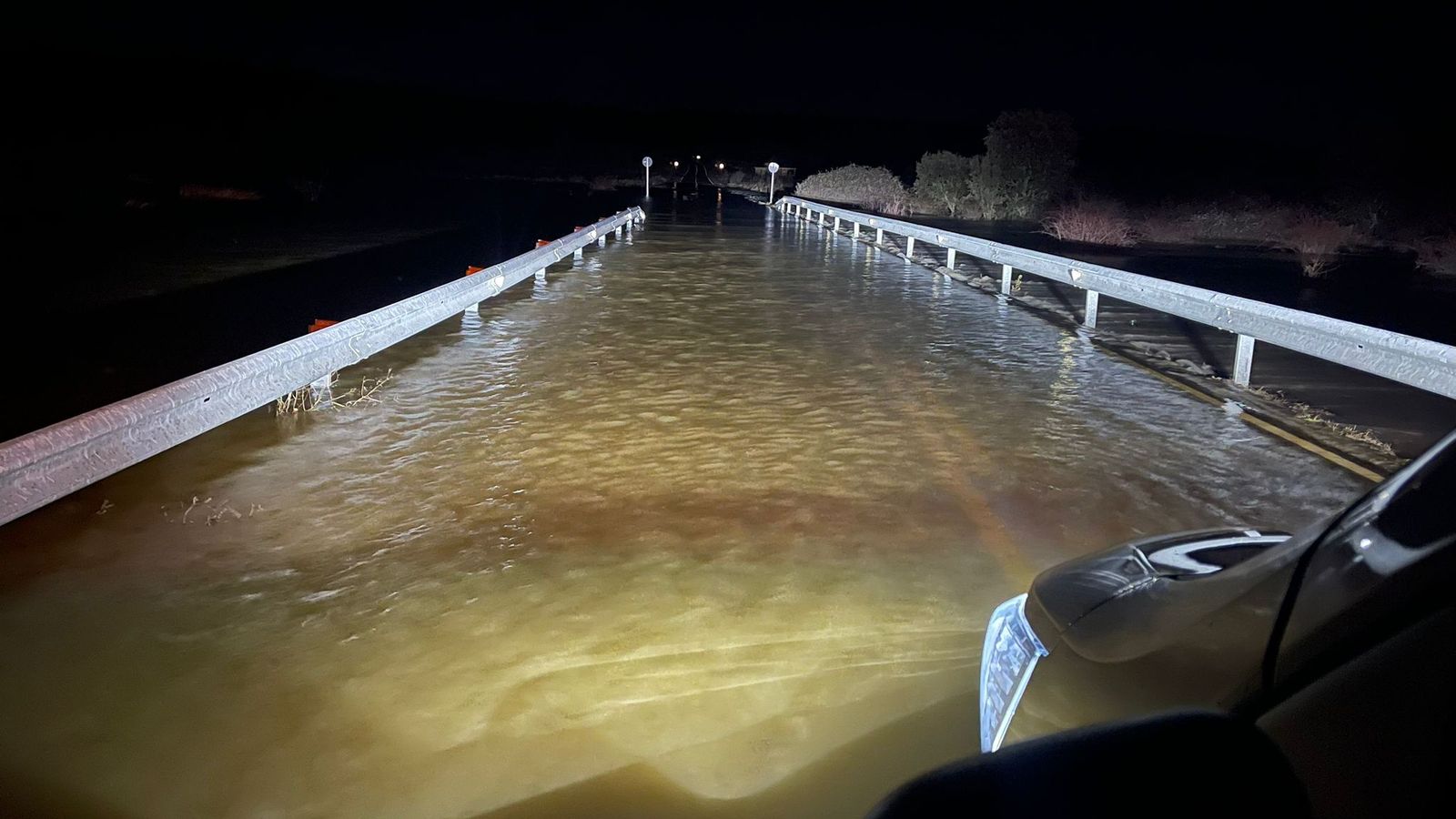 GALERÍA | El río Castrón se desborda y obliga a cortar dos carreteras en Zamora