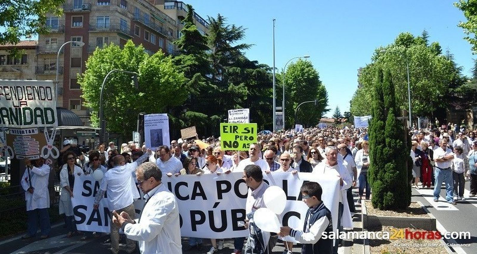Unas 2.000 personas acuden a la tercera Marea Blanca por la Sanidad pública