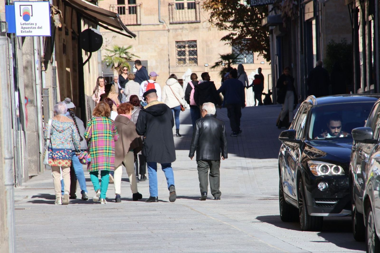 Gente paseando por las calles de Salamanca