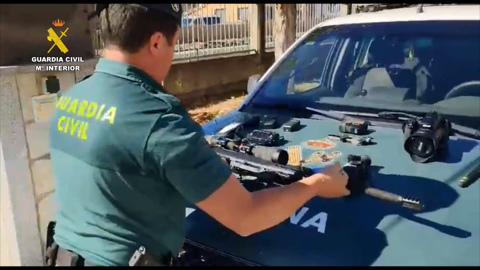 Un agente de la Guardia Civil con los objetos incautados al investigado