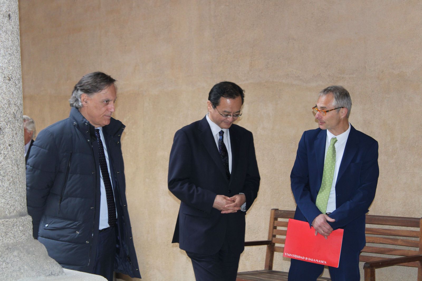 el-embajador-de-japon-nakamae-takahiro-el-alcalde-carlos-garcia-carbayo-y-el-rector-de-la-usal-fotos-s24h-6