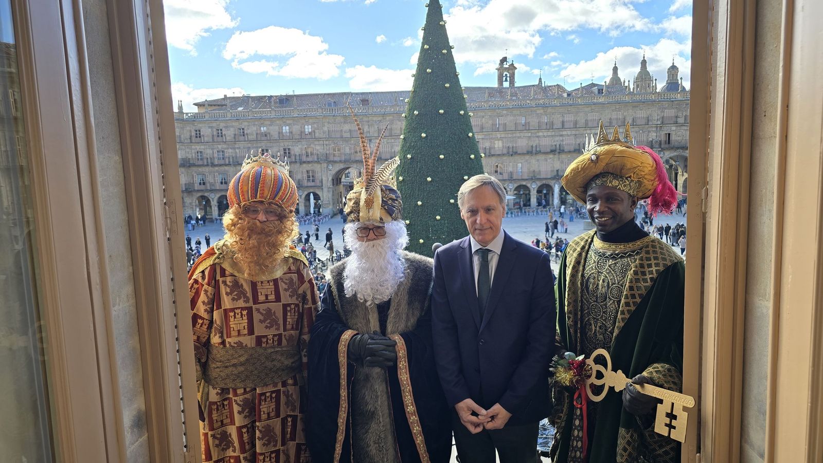 El alcalde de Salamanca, Carlos García Carbayo, recibe a sus Majestades los Reyes Magos y Concierto de Chloe DelaRosa en la Plaza Mayor