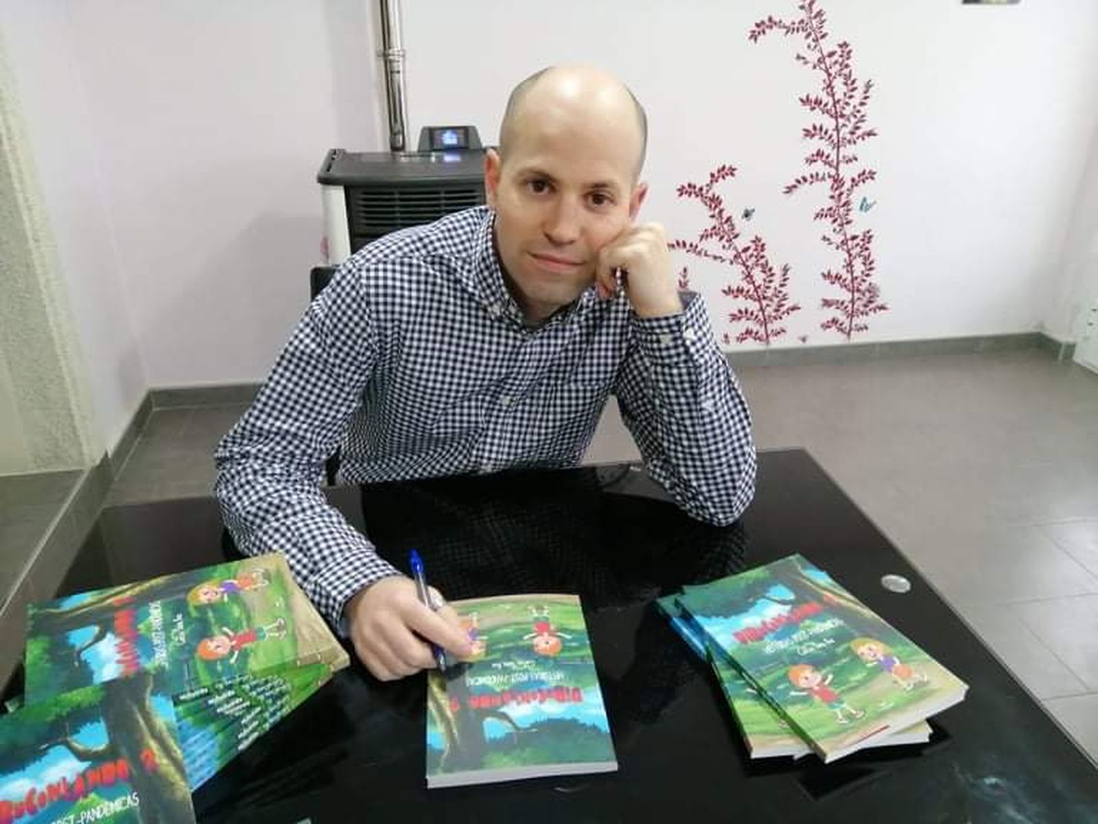 Carlos Sanz durante una firma de libros