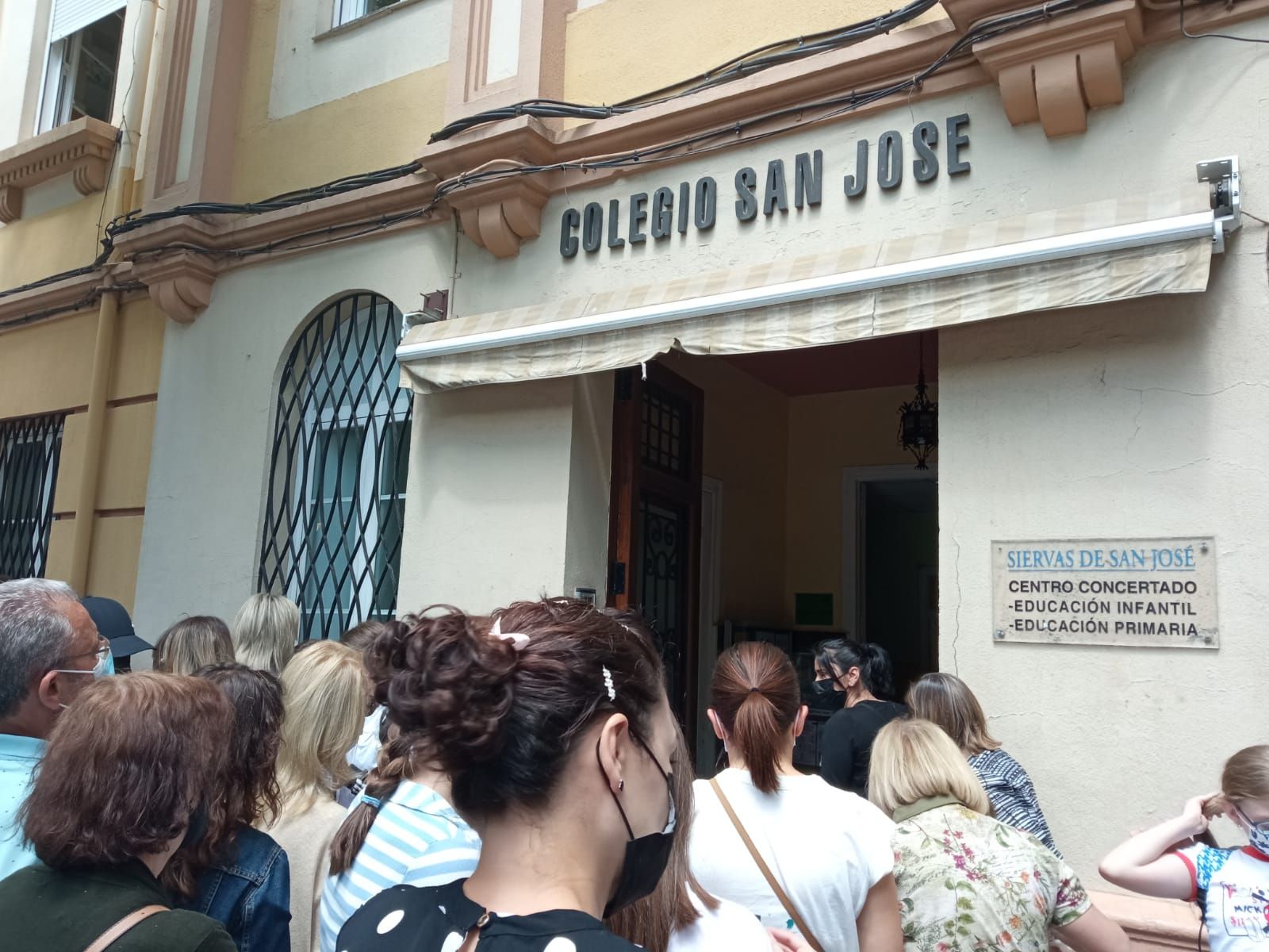 Padres y alumnos a las puertas del Colegio Siervas de San José