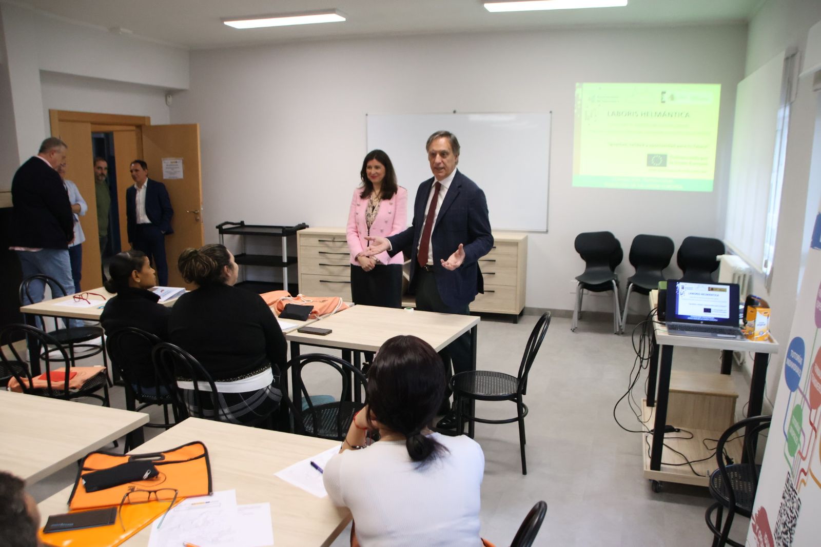 El alcalde de Salamanca, Carlos García Carbayo, visita la nueva acción formativa en hostelería del proyecto Laboris Helmántica