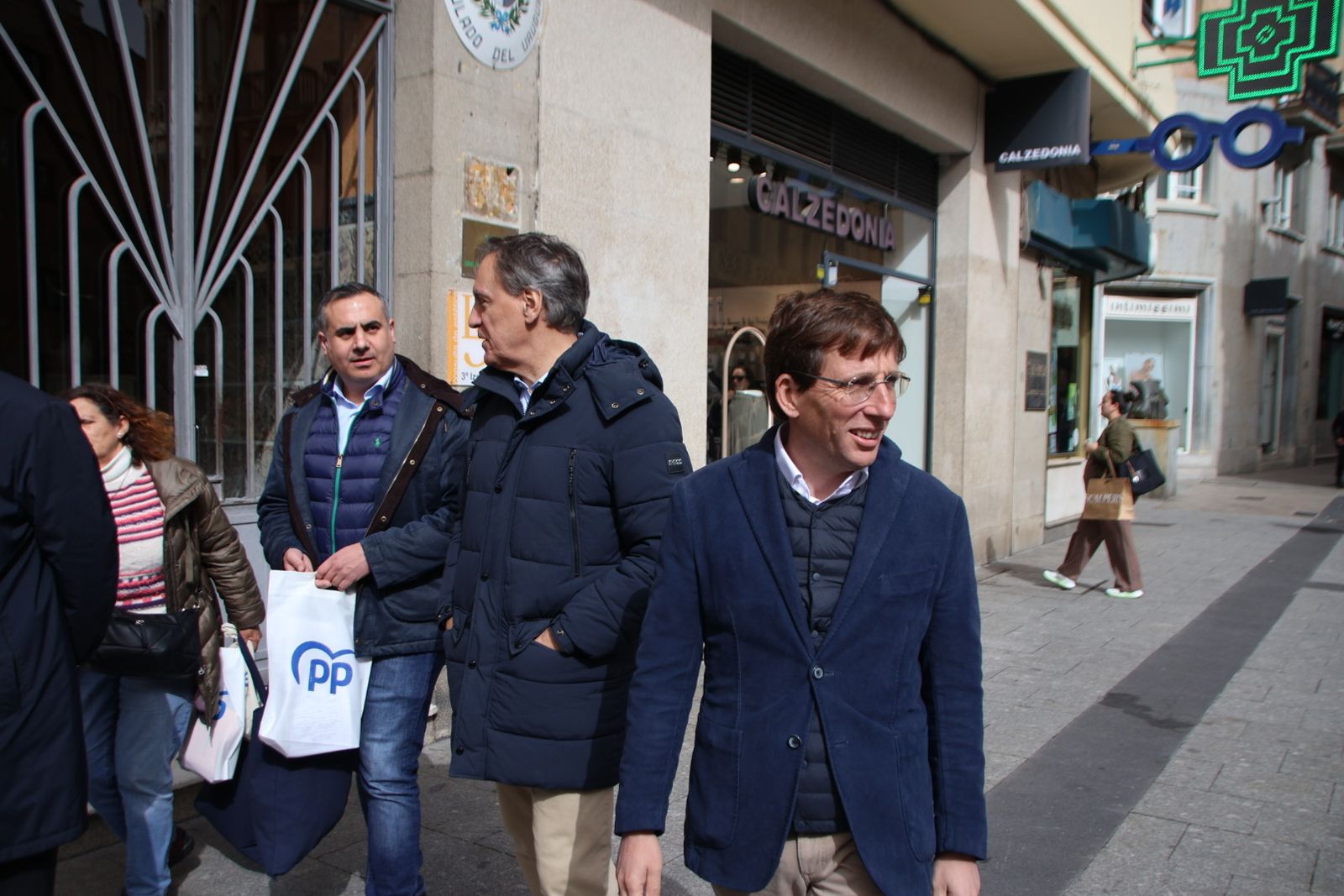 Almeida visita la carpa del pp del Liceo