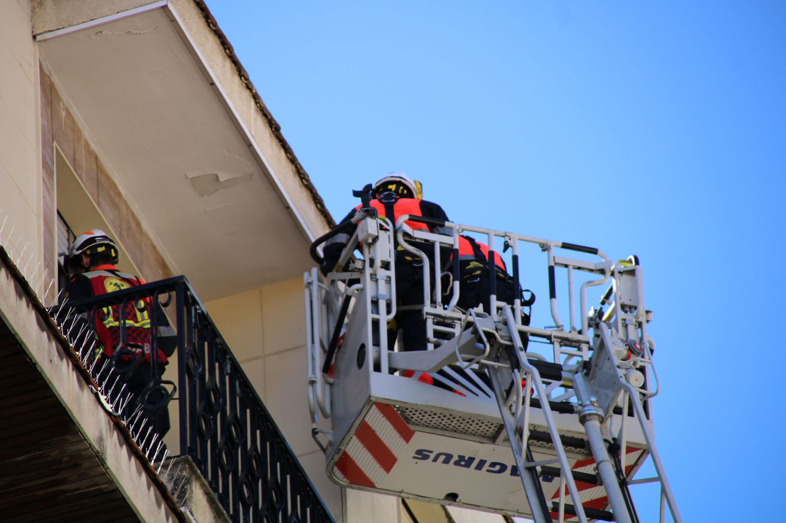 bomberos-comprueban-la-fachada-de-un-edificio-en-alvaro-gil-7